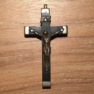 VINTAGE CRUCIFIX CROSS PENDANT